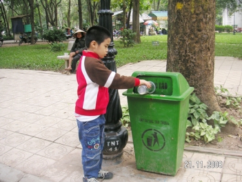 Bỏ rác vào thùng rác công cộng là hành động có ý thức